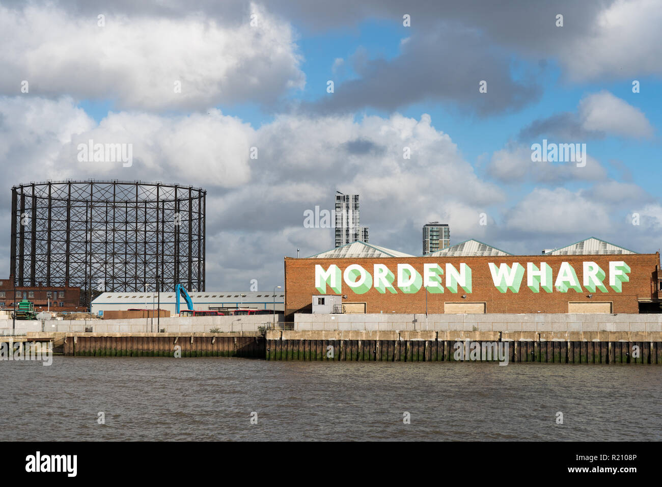 Le quai de Morden (à droite) et l'Est du gazomètre de Greenwich. À partir de la ville ouverte de l'Architecture Tour East Thames. Date de la photo : Samedi, Novembre 10, 2018. Banque D'Images