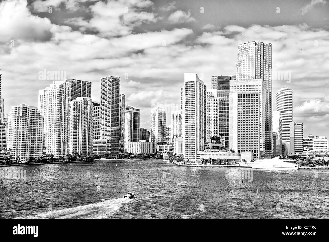 La ville de Miami. Yachts voile sur l'eau de mer de gratte-ciel sur ciel nuageux ciel bleu à Miami, États-Unis. Des vacances d'été, wanderlust, voyager, style de concept. Banque D'Images