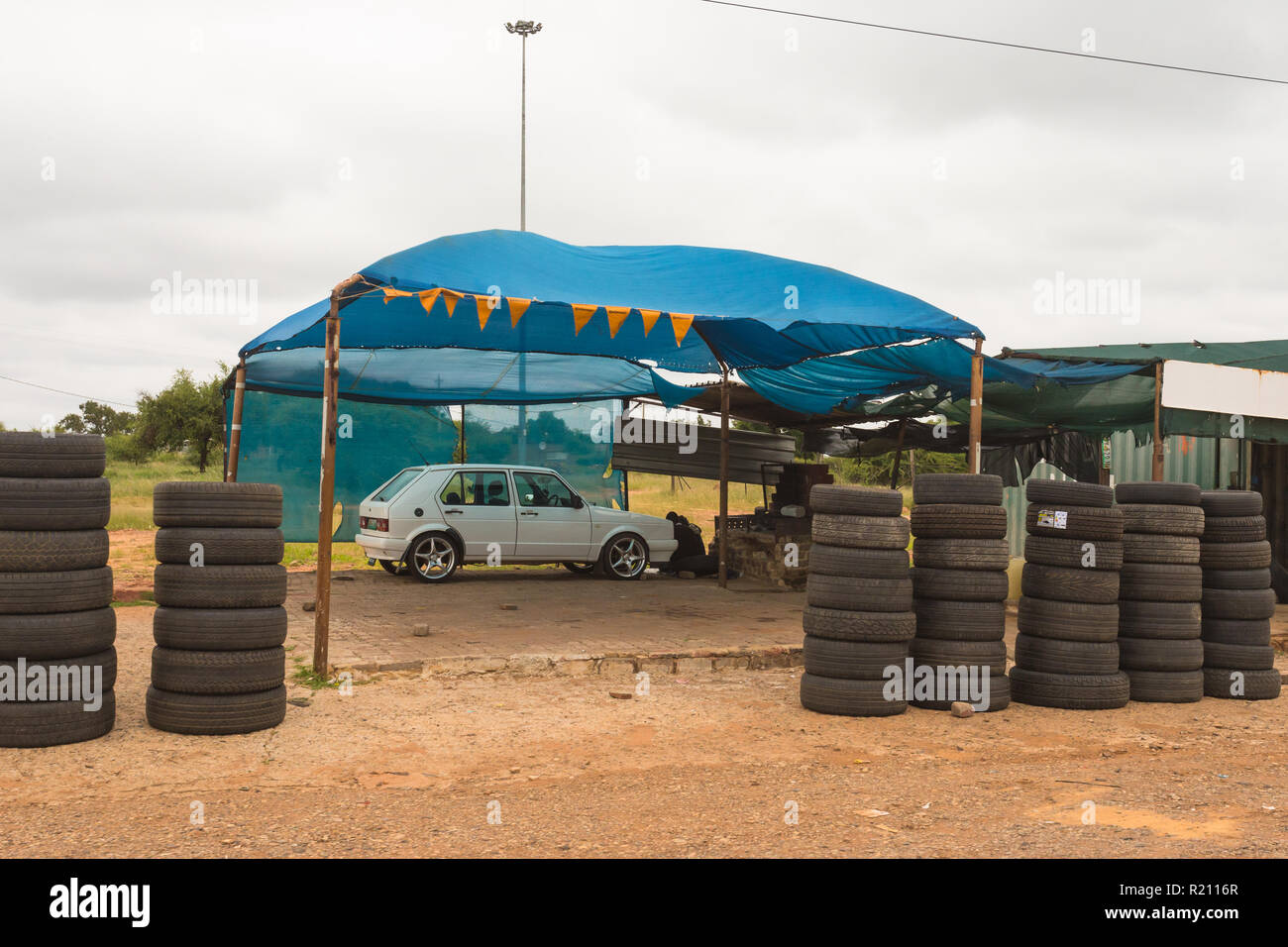 Centre de montage pneu voiture fonctionner comme une petite entreprise ou une entreprise sur le bord de la route dans un village rural de l'Afrique du Sud Banque D'Images