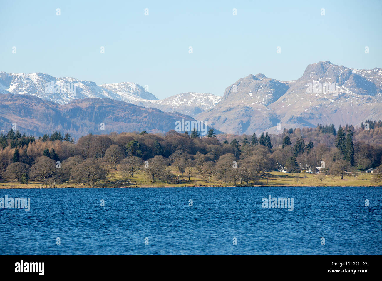 Belle journée ensoleillée dans le Lake District en Angleterre. Sur la montagne avec de l'eau bleue Banque D'Images