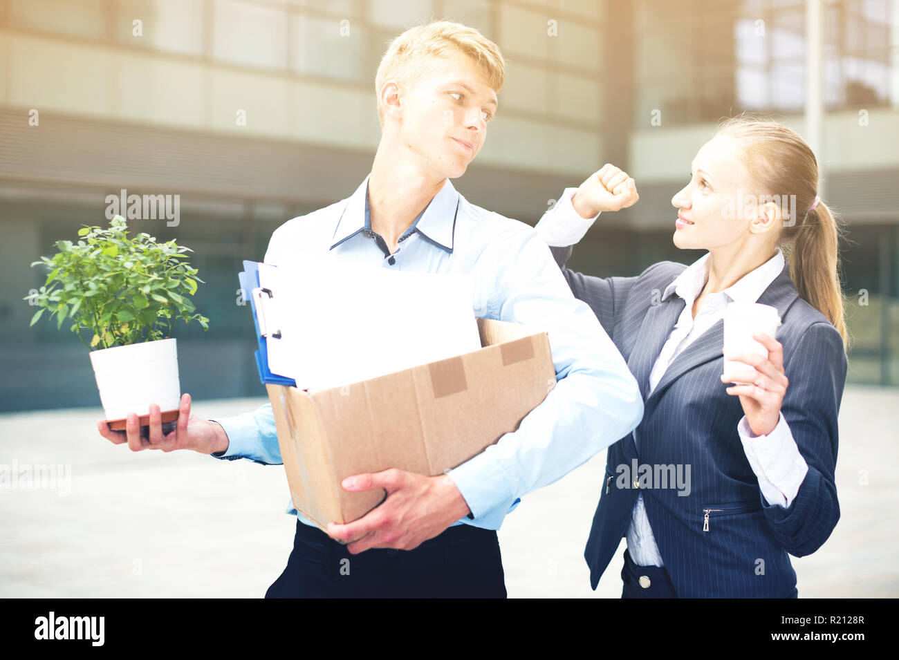 Boss femme est qui souhaitent bonne chance à l'employée de bureau sur les nouveaux lieux de travail. Banque D'Images