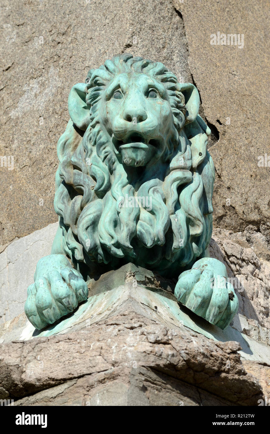 Statue de Lion en cuivre ou la sculpture sur l'obélisque égyptien et fontaine de la Place de la République Arles Provence France Banque D'Images