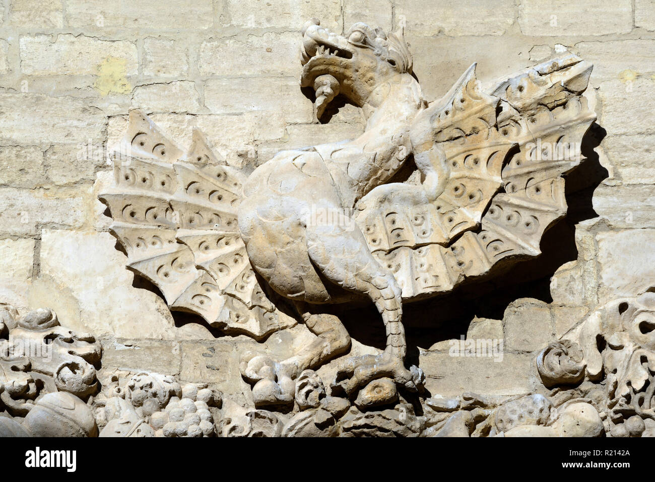 Dragon sculpture baroque et façade de l'Hôtel des Monnaies (1619) ou hôtel particulier Maison de ville Avignon Provence France Banque D'Images