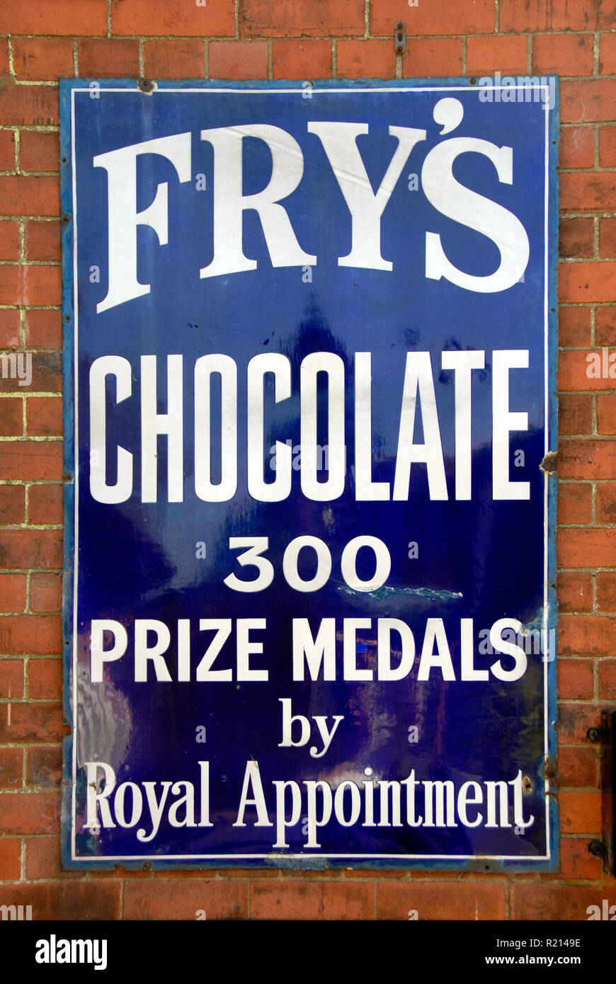 Ancien panneau d'affichage en métal pour Fry's chocolat sur l'affichage à la gare, Shropshire, Angleterre Banque D'Images