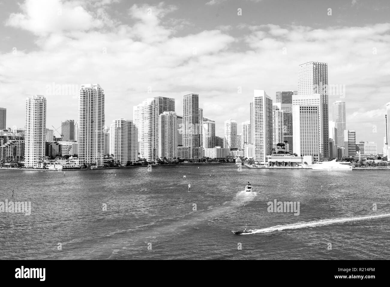 La ville de Miami. Yachts voile sur mer ou l'eau de mer de gratte-ciel sur ciel nuageux ciel bleu à Miami, États-Unis. Des vacances d'été, wanderlust voyager, concept. Banque D'Images