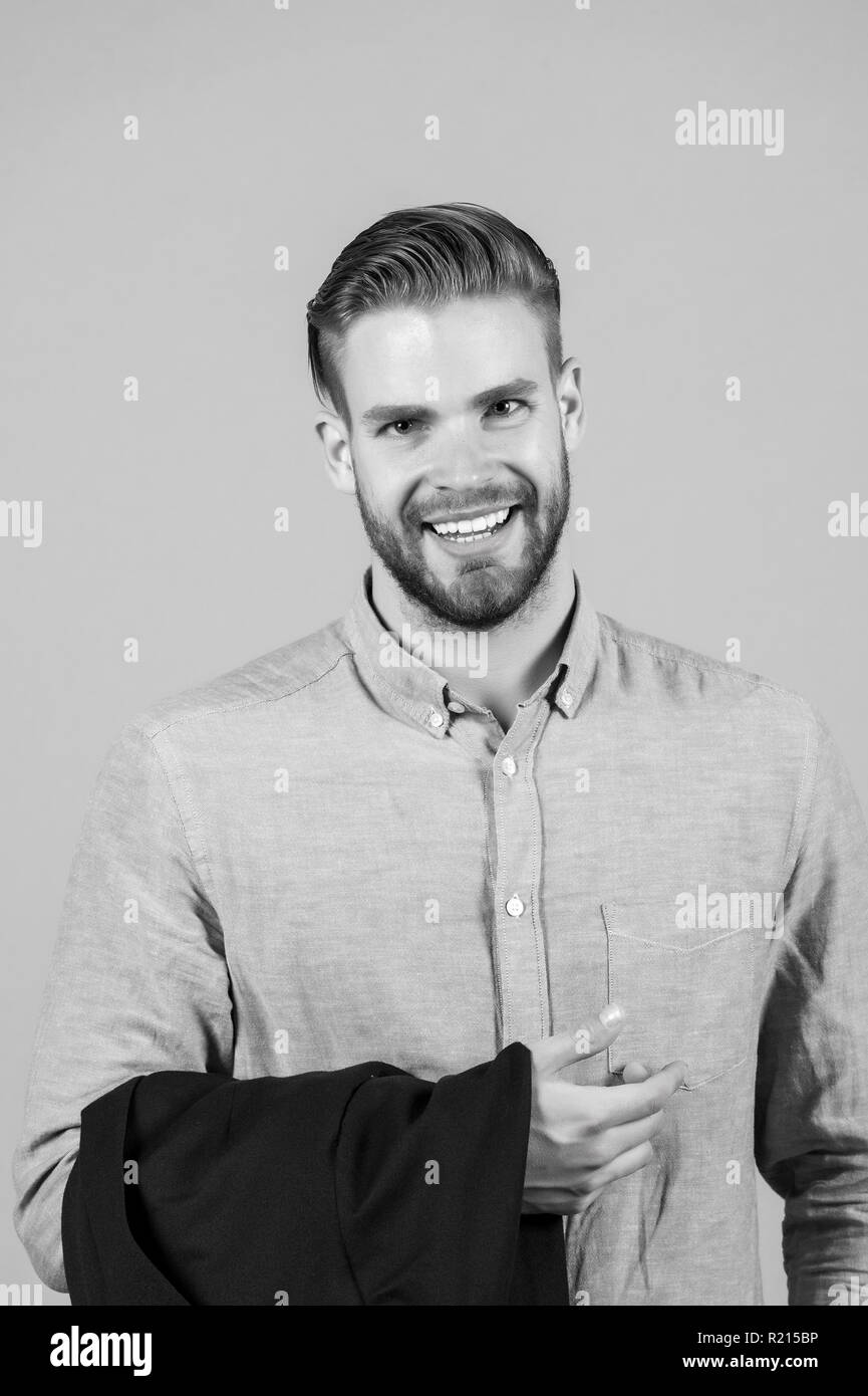 Homme Barbu Avec Sourire Visage Et Cheveux Blonds Coupe De