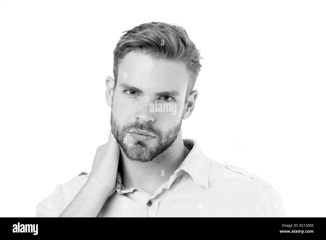 La douleur au cou causes symptômes et diagnostic. Homme sérieux touche cou fond blanc. Comment donner un bon massage du cou. Pourquoi mon cou blessé. Quand à se soucier de la douleur. Banque D'Images