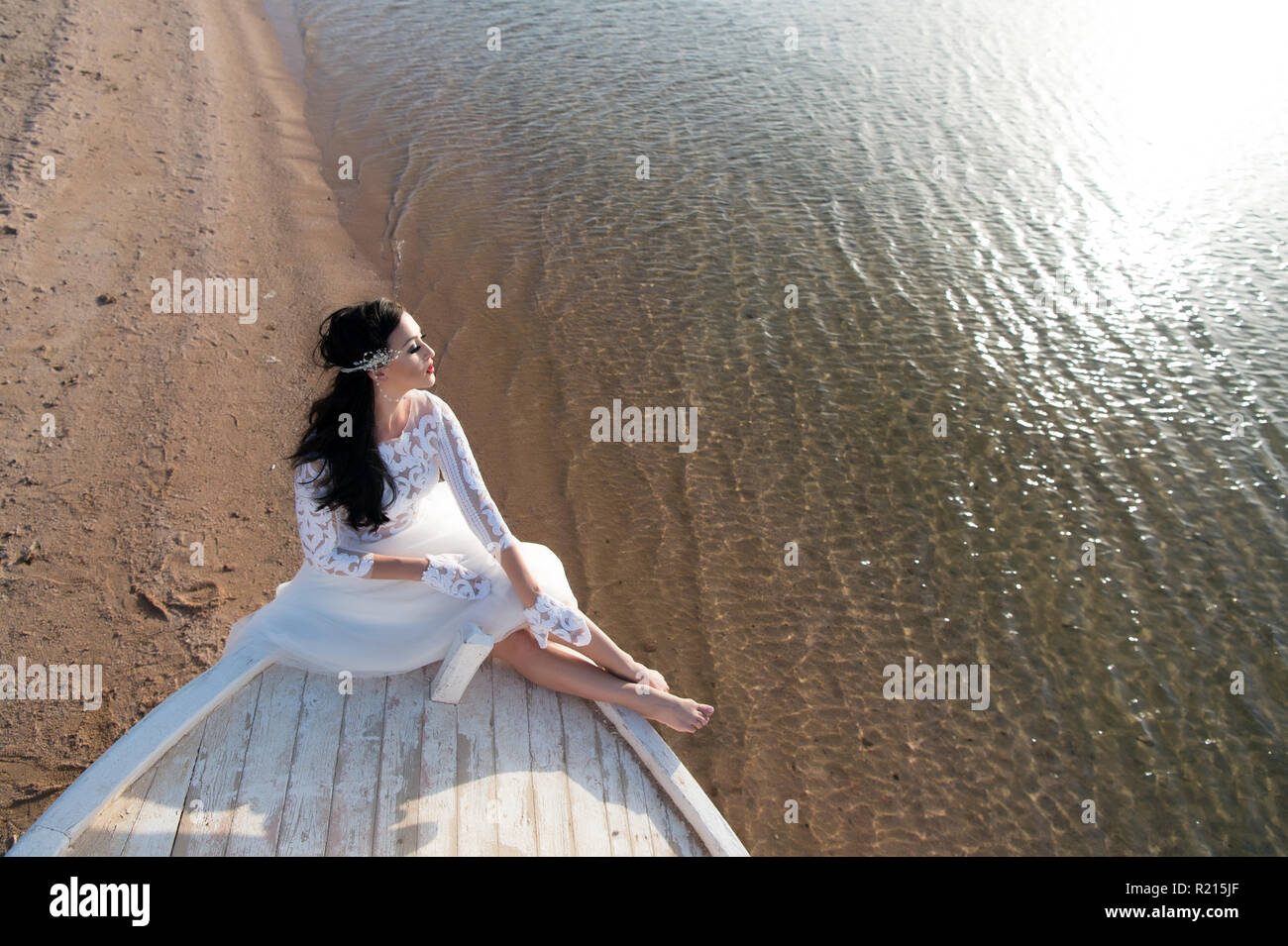 Adorable Mariee Robe De Mariee Blanche Journee Ensoleillee S Asseoir Sur Le Bateau Ou Navire Plage