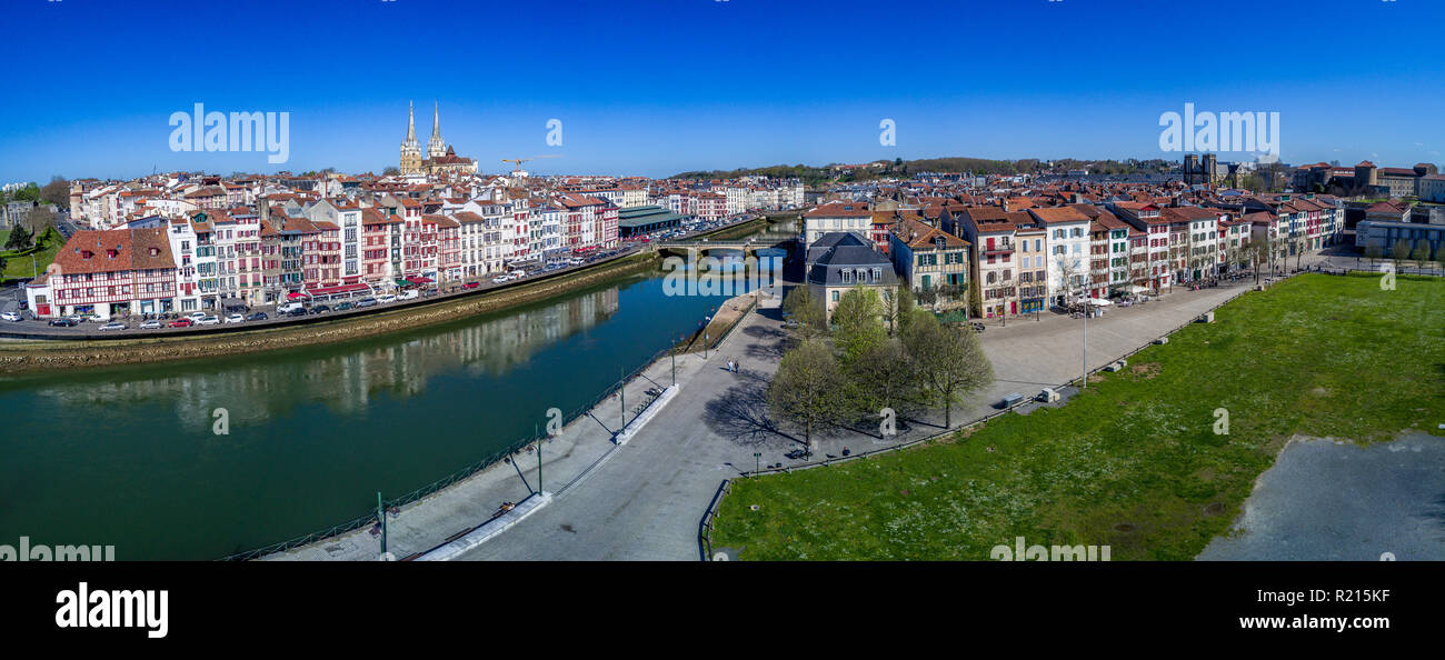 Panorama de l'antenne de Bayonne France en Pays Basque avec une cathédrale gothique médiéval, maisons colorées et les ponts, les murs de la ville et de la forteresse Banque D'Images