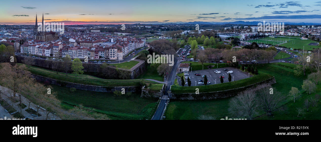 Panorama de l'antenne de Bayonne France en Pays Basque avec une cathédrale gothique médiéval, maisons colorées et les ponts, les murs de la ville et de la forteresse Banque D'Images
