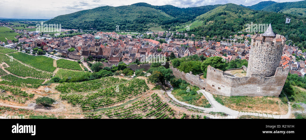 Vue panoramique aérienne du château de Kaysersberg en Alsace France Banque D'Images