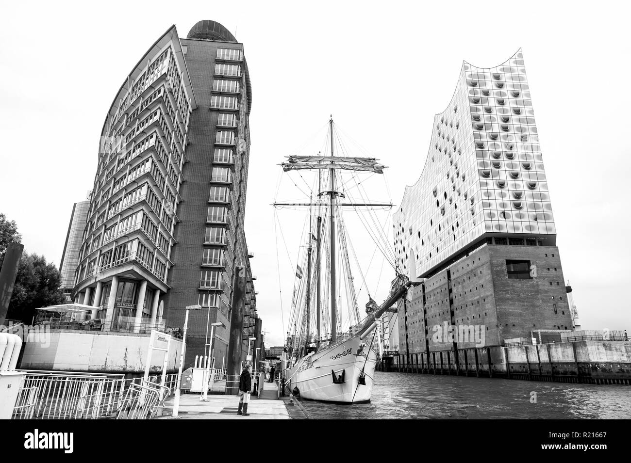 Hambourg, Allemagne - 07 septembre 2017 : location de salle de concert philharmonique et sur l'Elbe sur fond urbain. Structure de conception de l'architecture. Voyage Voyage Voyage. Locations de discovery wanderlust Banque D'Images