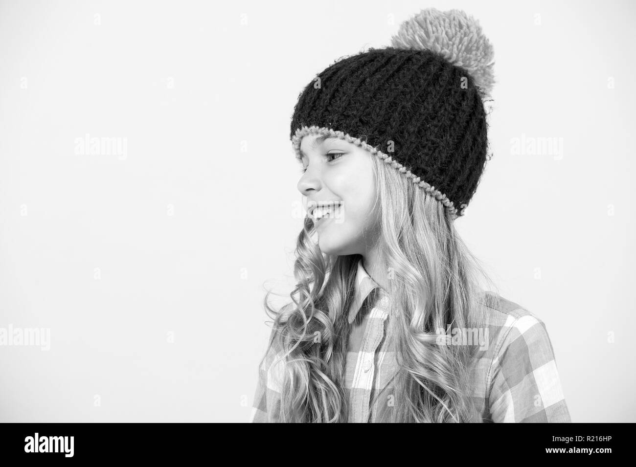 Petite Fille Avec De Longs Cheveux Blonds Avec Chapeau Chemise A Carreaux Sourire Sur Fond Orange Beaute Look Coiffure La Mode Le Style Tendance Enfance Heureuse Concept Copy Space Photo Stock