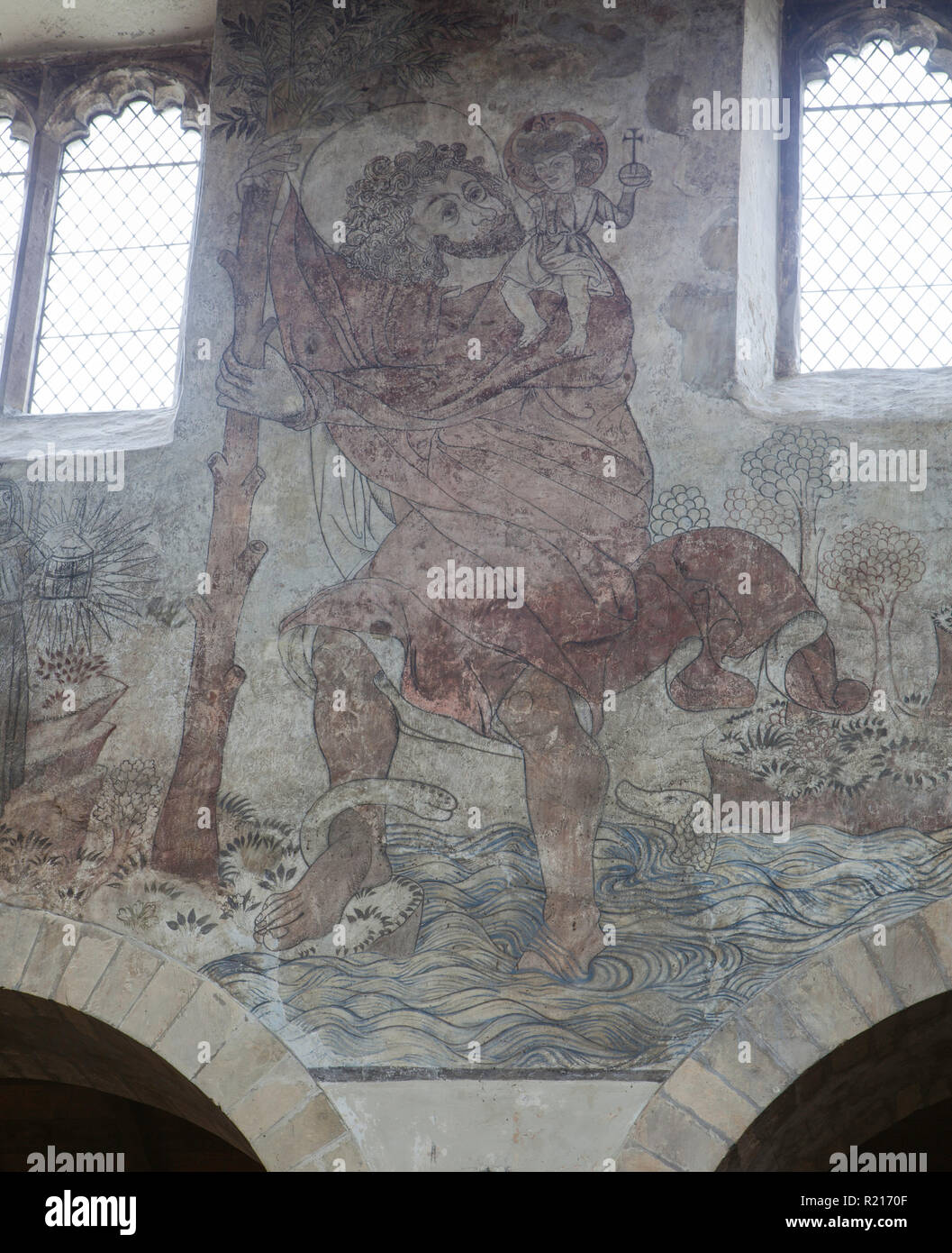 St Christopher portant l'enfant du Christ : peintures murales médiévales dans l'église Saint-Pierre et Saint-Paul à Pickering, dans le Yorkshire du Nord Banque D'Images