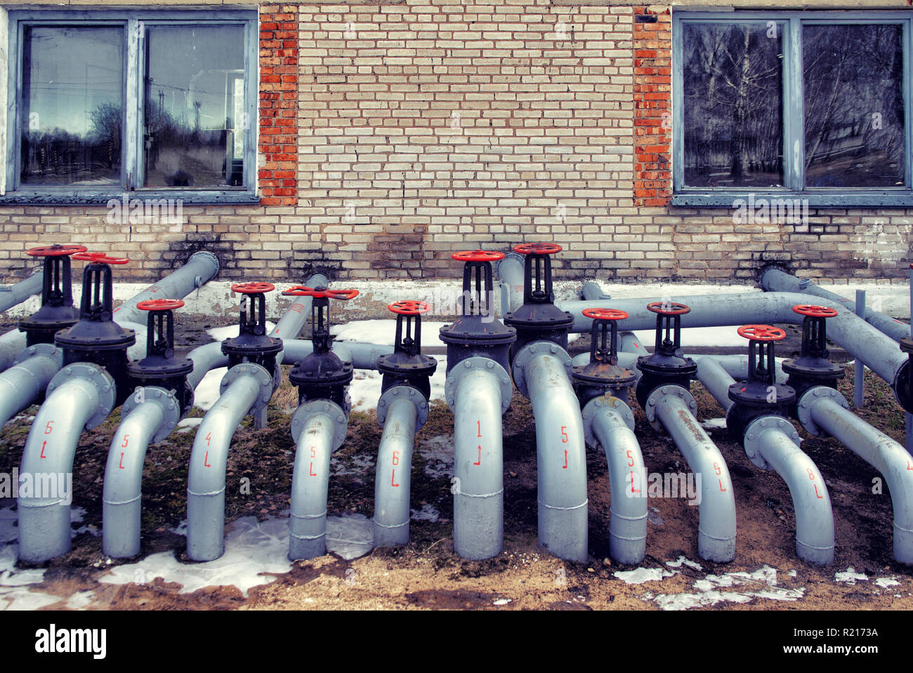 La vieille huile et le tuyau de gaz vannes en ligne Banque D'Images