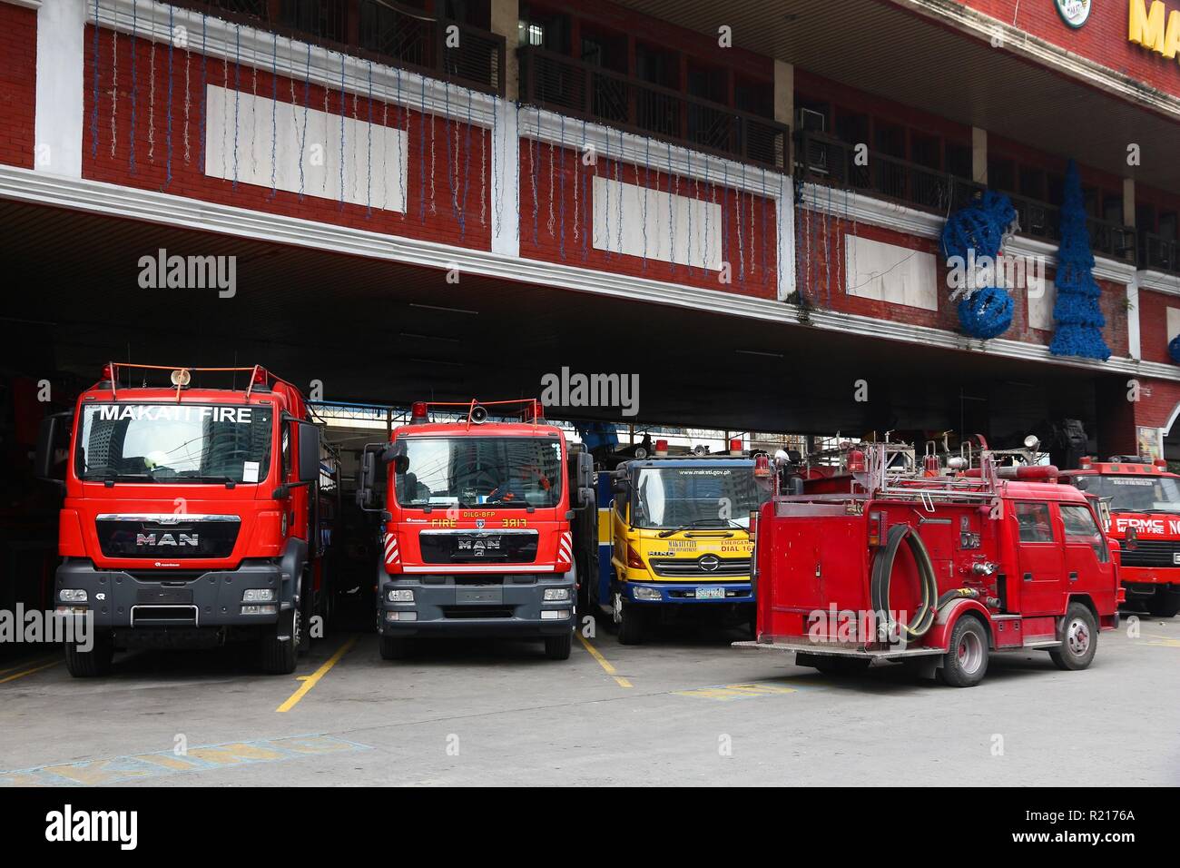 Manille, Philippines - Le 7 décembre 2017 : les camions incendie caserne centrale de Makati, Metro Manila, Philippines. La région métropolitaine de Manille est l'un des plus grands urba Banque D'Images