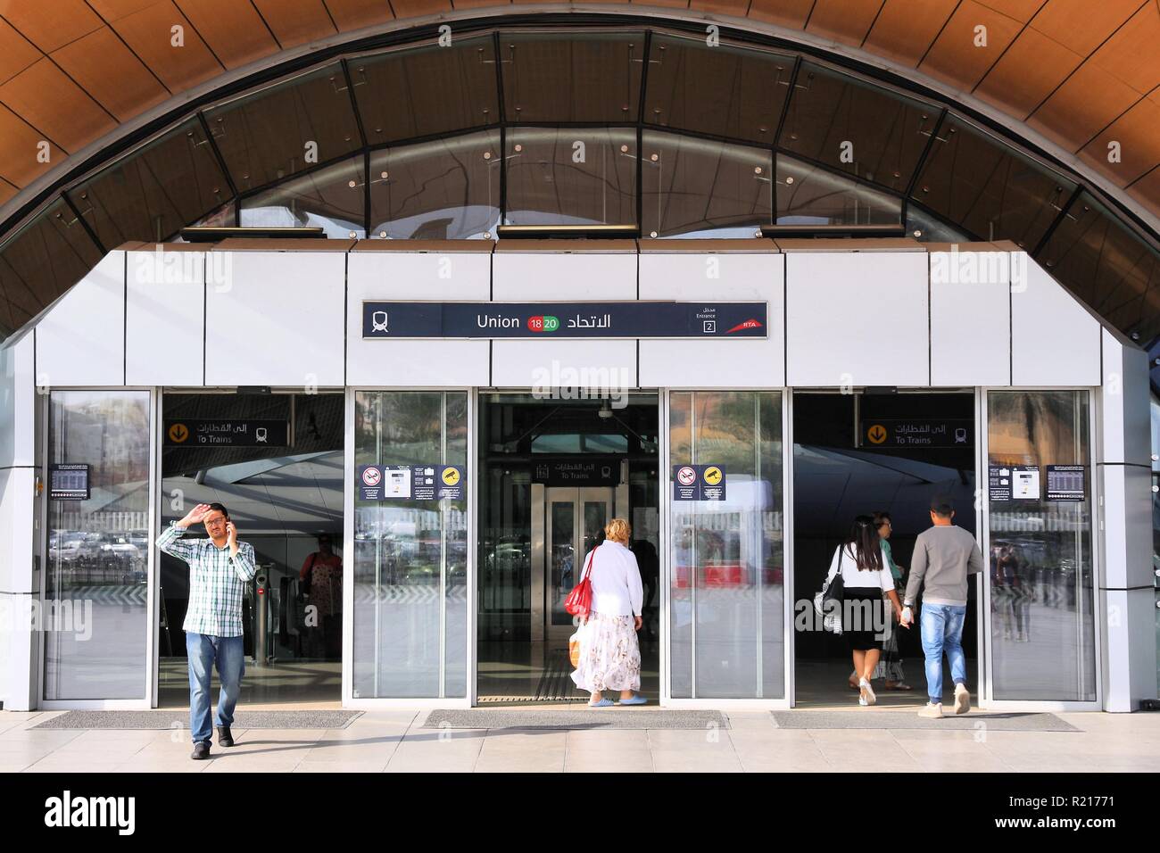 Dubaï, Émirats arabes unis - 9 décembre 2017 : Les gens entrent dans la station de métro Union, à Dubaï. Réseau de transport en commun rapide de métro de Dubaï a ouvert ses portes en 2009 et est exploité par le SERC Banque D'Images