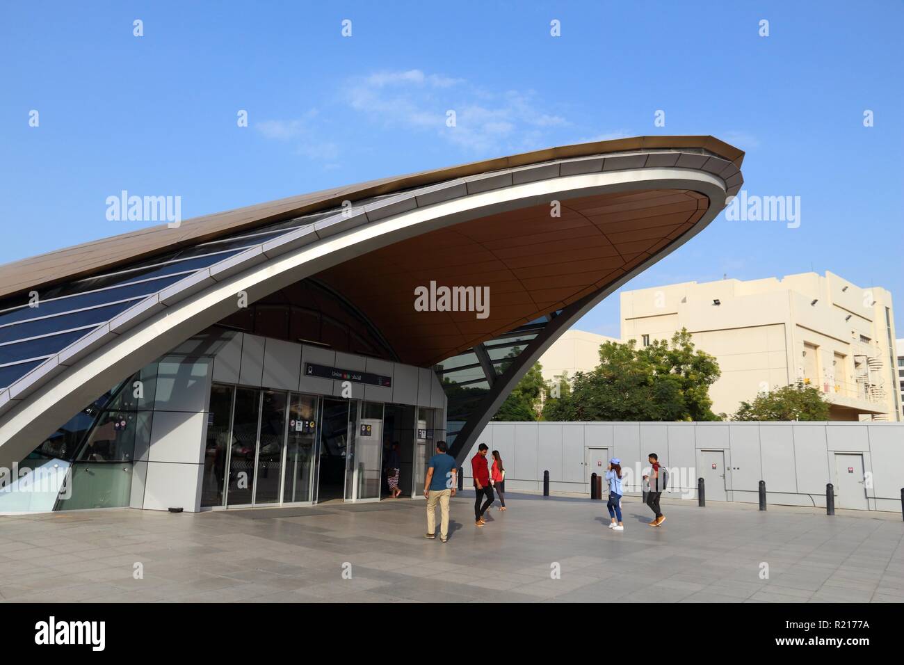 Dubaï, Émirats arabes unis - 9 décembre 2017 : Les gens entrent dans la station de métro Union, à Dubaï. Réseau de transport en commun rapide de métro de Dubaï a ouvert ses portes en 2009 et est exploité par le SERC Banque D'Images