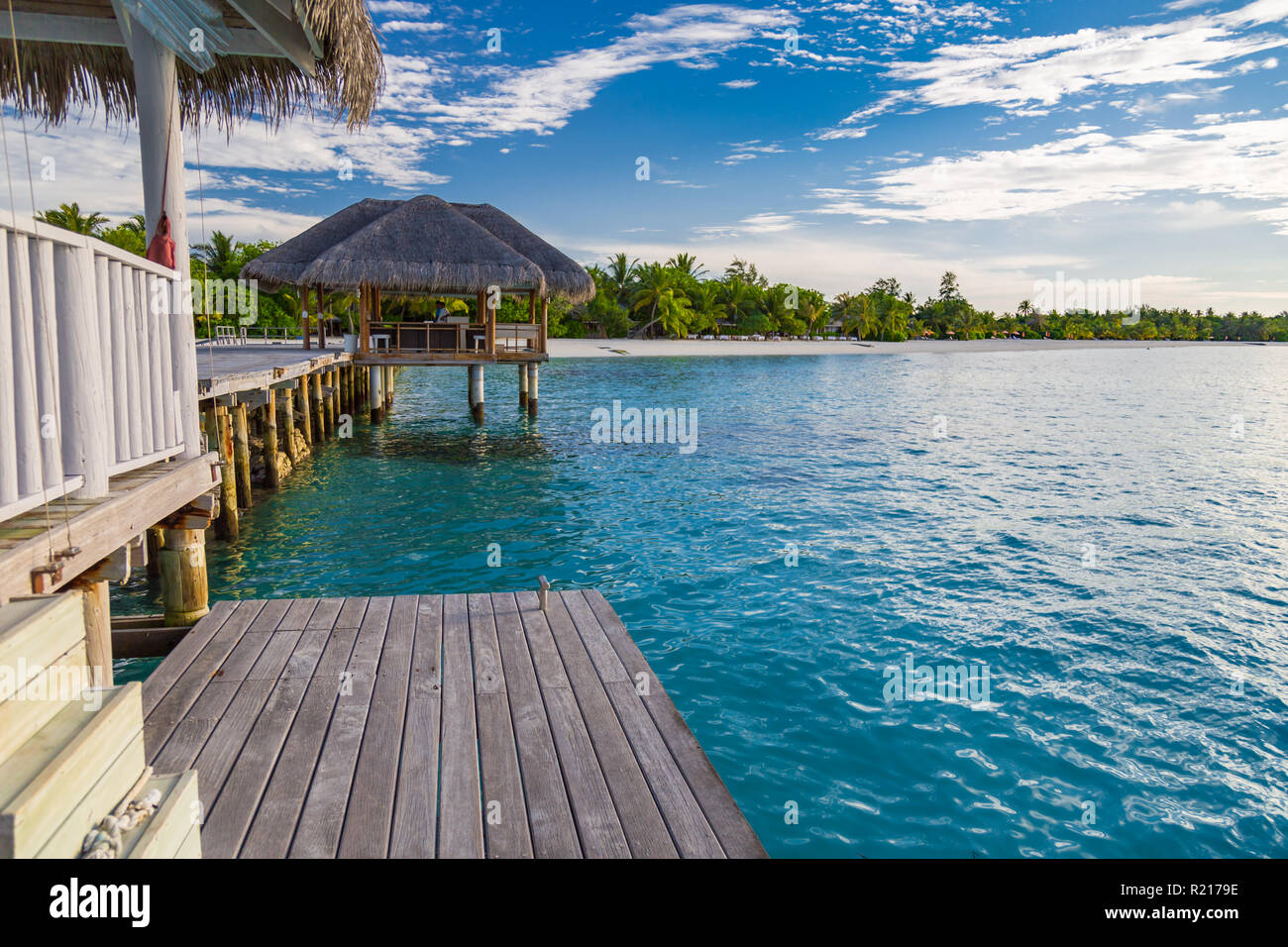 Paysage de la plage des Maldives. Panorama tropical, complexe de villas avec eau de luxe avec jetée ou jetée en bois. Luxe été voyage destination vacances Banque D'Images