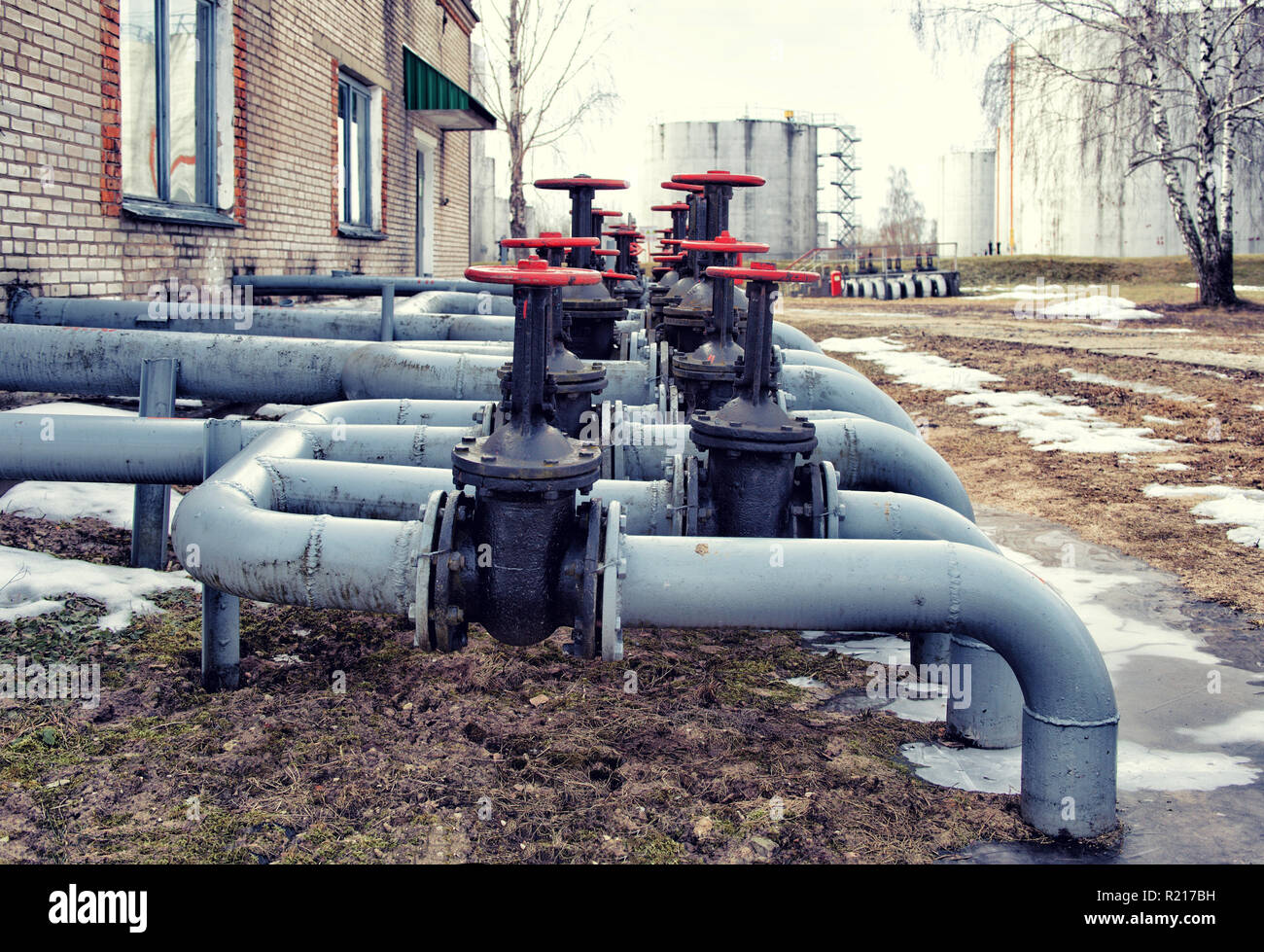 La vieille huile et le tuyau de gaz vannes en ligne Banque D'Images