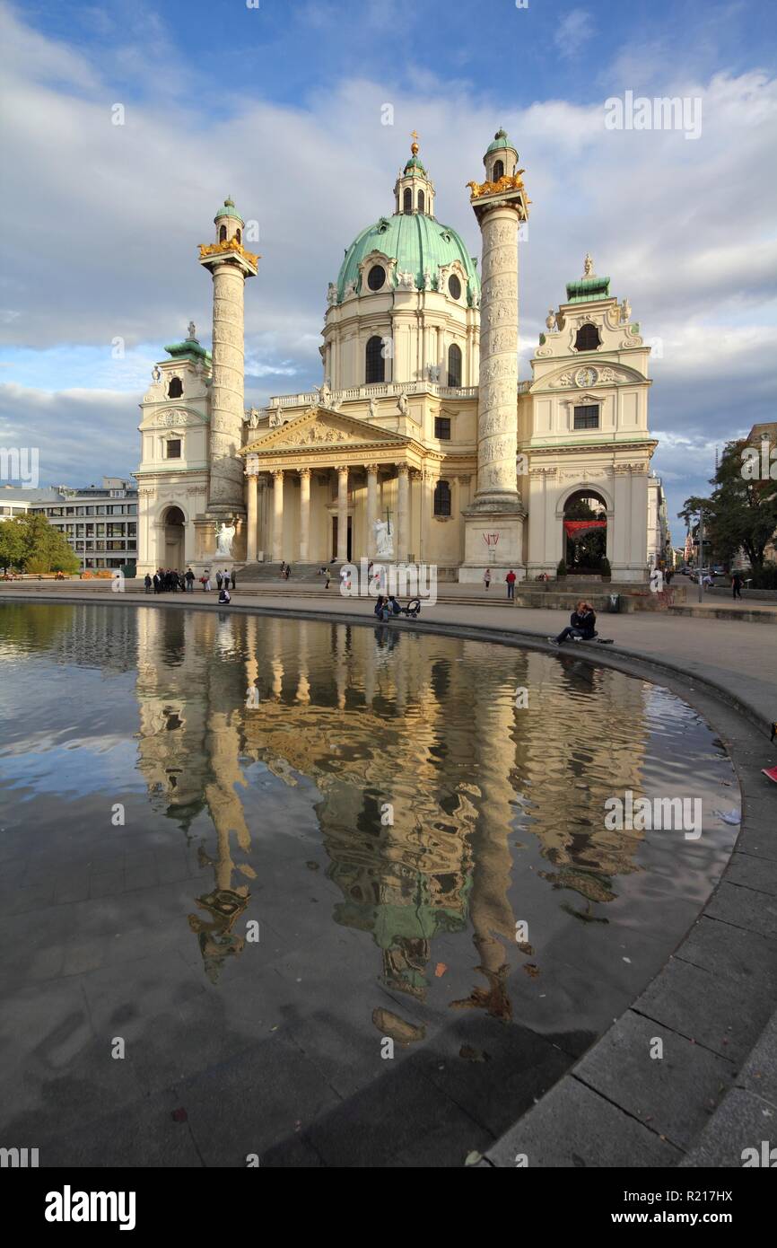 Vienne, AUTRICHE - septembre 7, 2011 : les touristes reste de Karlsplatz à Vienne. En 2008, Vienne a été la 20e ville la plus visitée dans le monde (par international Banque D'Images