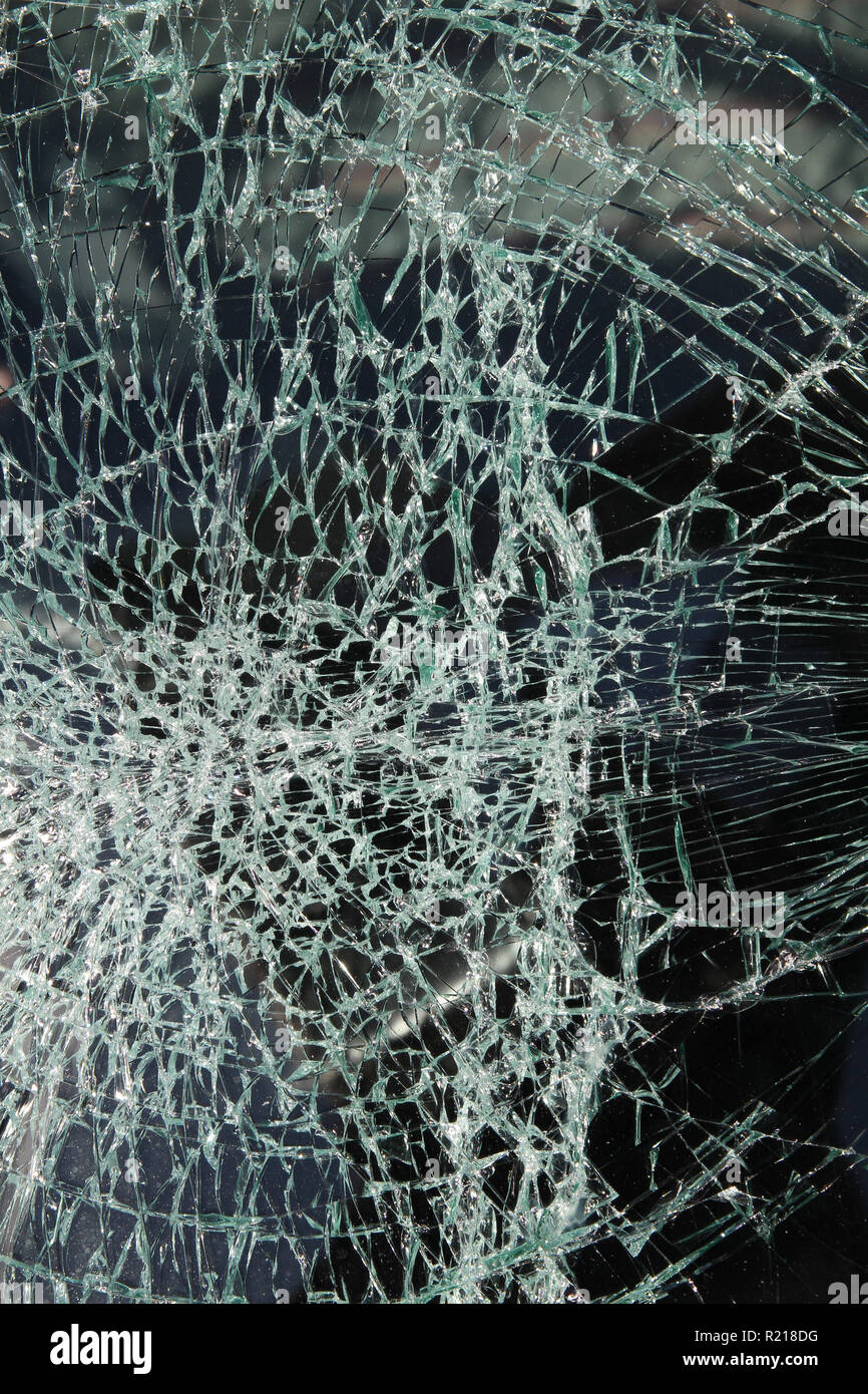 Pare-brise de voiture cassé faites de verre feuilleté Banque D'Images