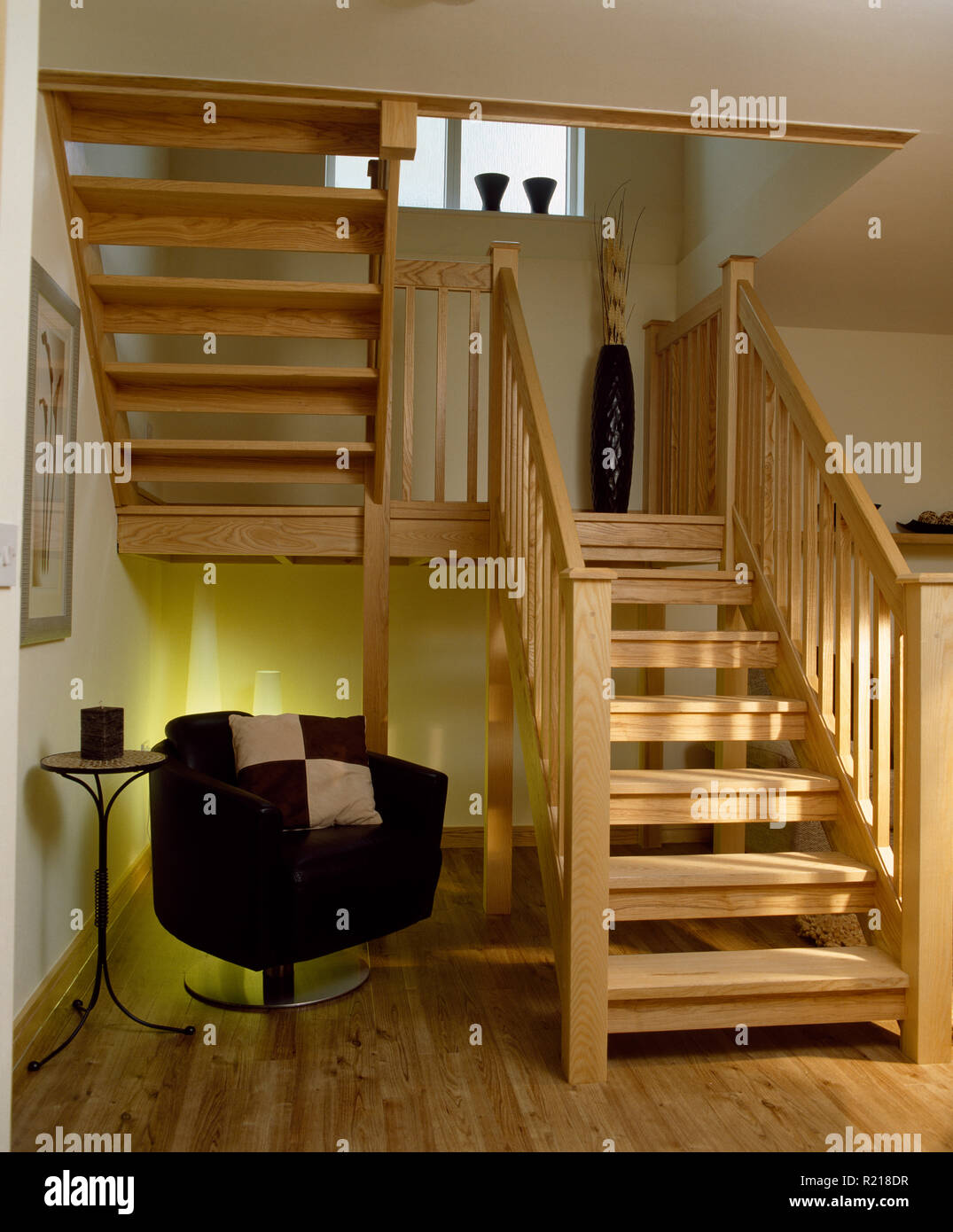 Fauteuil en cuir et d'escalier en bois dans le hall moderne Banque D'Images