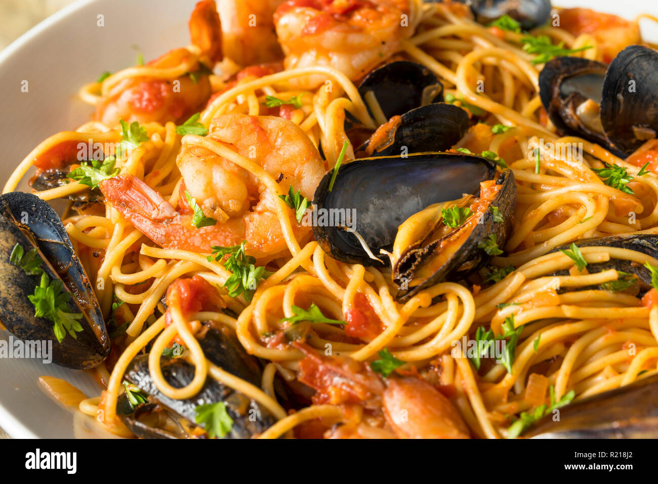Pâtes aux fruits de mer italienne faite maison avec les moules et les crevettes Banque D'Images