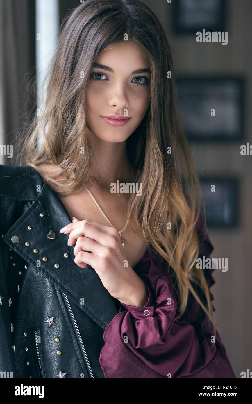 Belle jeune fille dans un manteau de cuir Banque D'Images