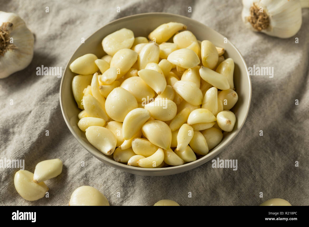 Peler les gousses d'organiques brutes pour la cuisson Banque D'Images