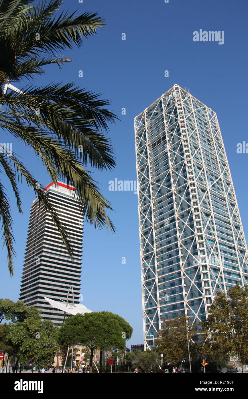 L'architecture moderne à Barcelone, Espagne. Les immeubles de bureaux et de palmier. Banque D'Images