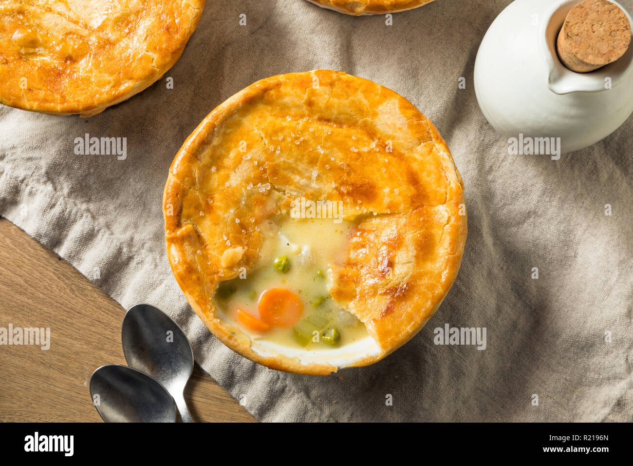 Des pots individuels tartes poulet prêt à manger Banque D'Images