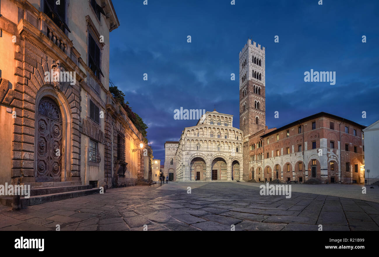 Lucca, Italie. Panorama de la place Piazza San Martino avec la cathédrale de Lucques au crépuscule Banque D'Images