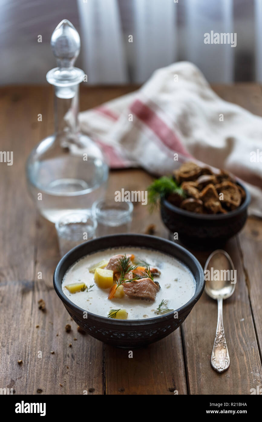 La soupe de poisson avec du saumon, pommes de terre, carottes, aneth et crème, lohikeitto Banque D'Images