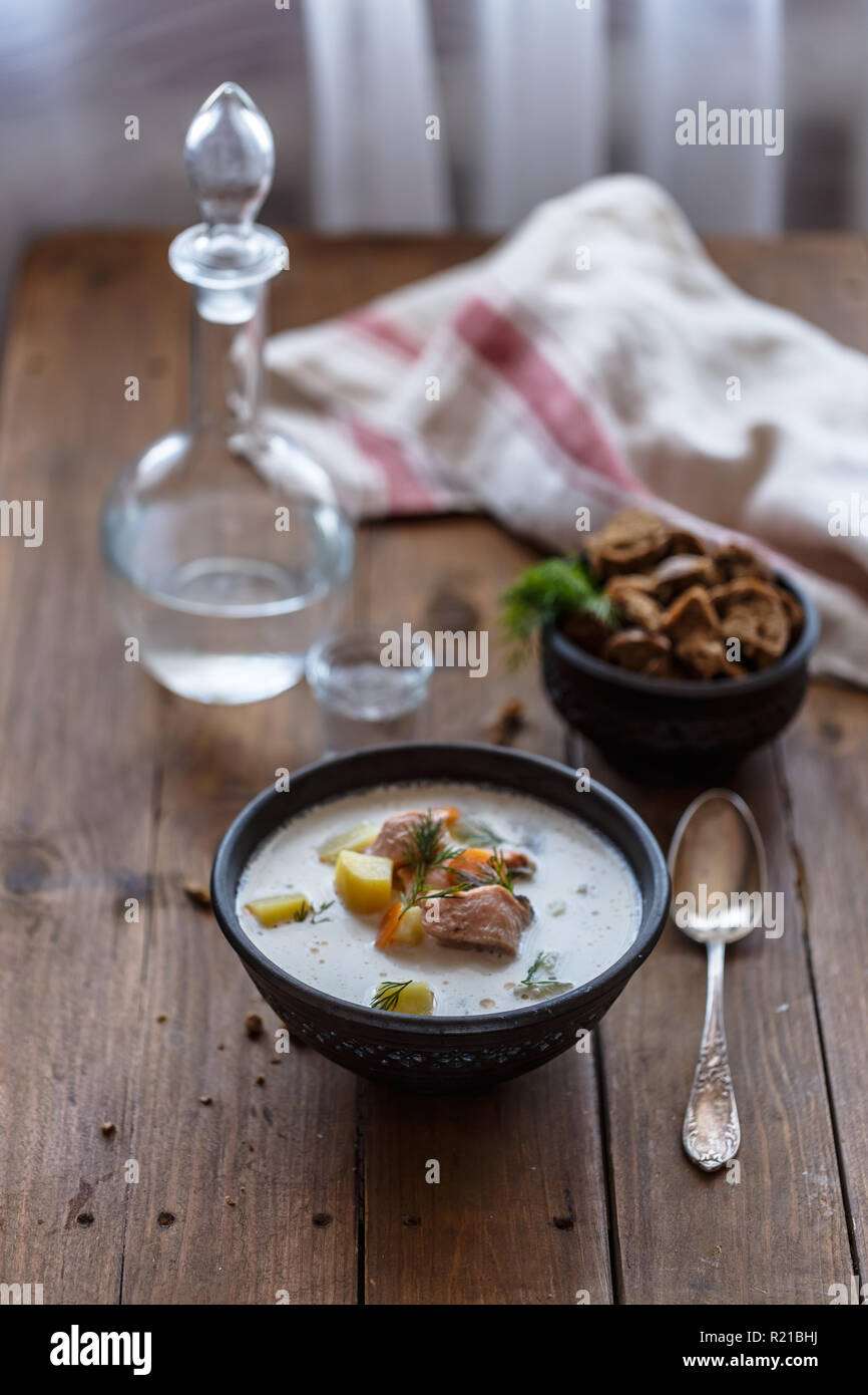 La soupe de poisson avec du saumon, pommes de terre, carottes, aneth et crème, lohikeitto Banque D'Images