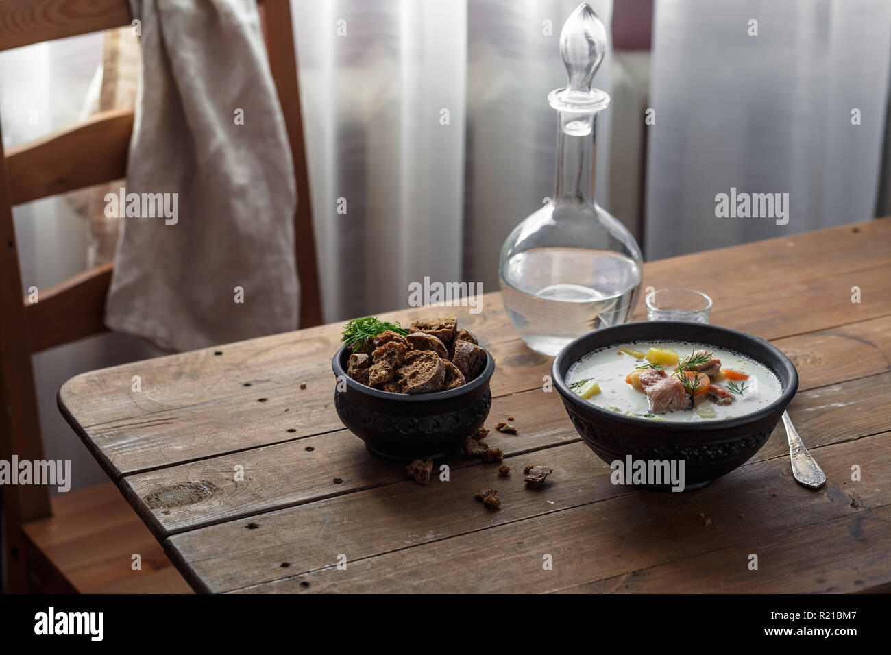 Le bol de soupe au saumon lohikeitto, la cuisine finlandaise Banque D'Images