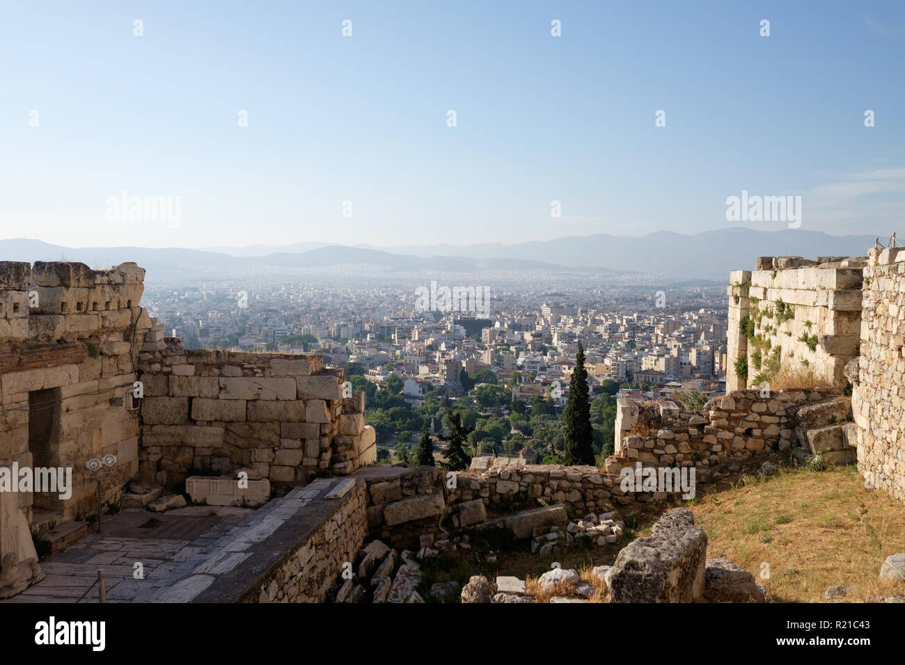 Vue depuis l'Acropole à Athènes, en Grèce avec des montagnes au loin. Banque D'Images