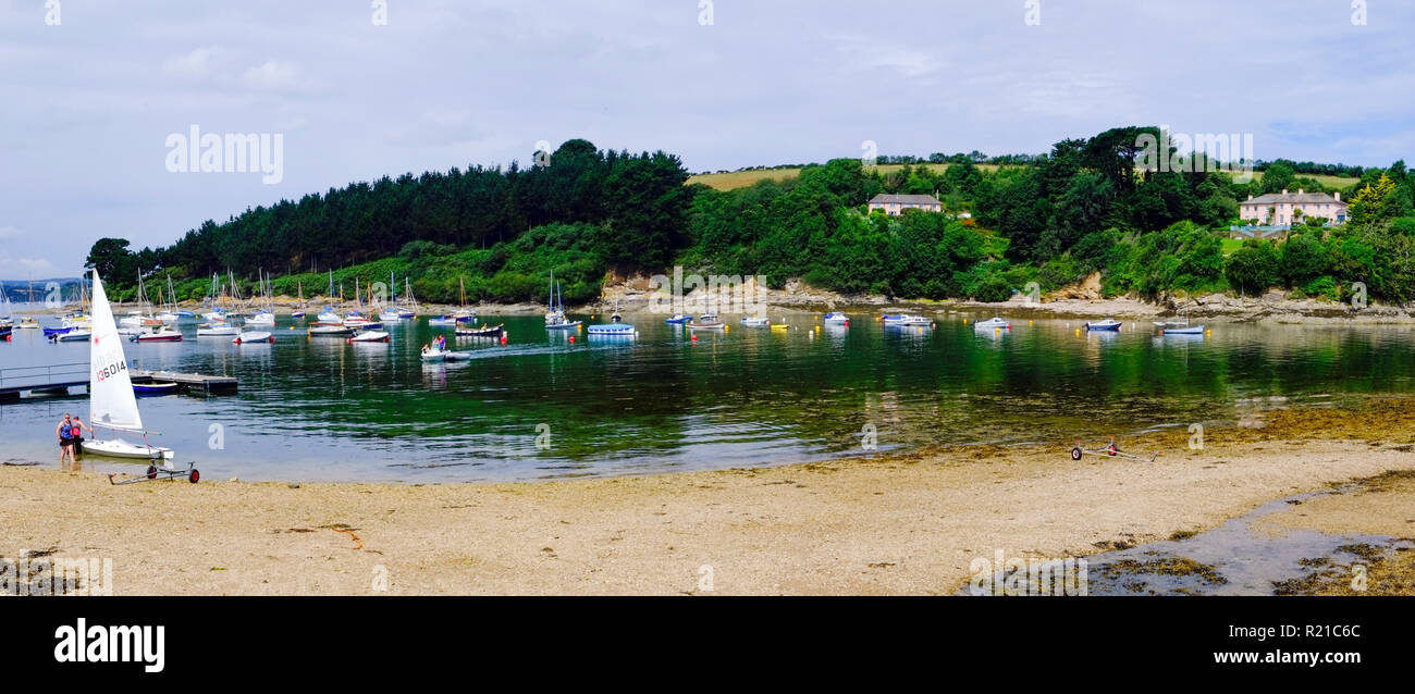 St Just in Roseland, UK - 25 juillet 2017 : un matin clair d'été amène les gens à leurs petits bateaux sur le ruisseau à St Just in Roseland, sur la pittoresque Péninsule de Roseland à Cornwall, UK Banque D'Images