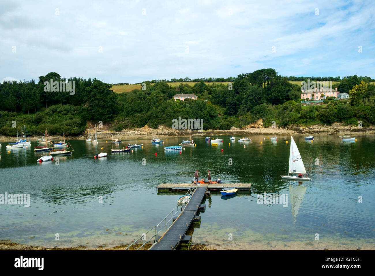 St Just in Roseland, UK - 25 juillet 2017 : un matin clair d'été amène les gens à leurs petits bateaux sur le ruisseau à St Just in Roseland, sur la pittoresque Péninsule de Roseland à Cornwall, UK Banque D'Images