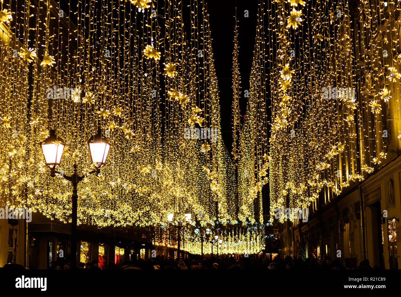 Illuminations de Noël sur la rue Nikolskaïa à Moscou. Banque D'Images