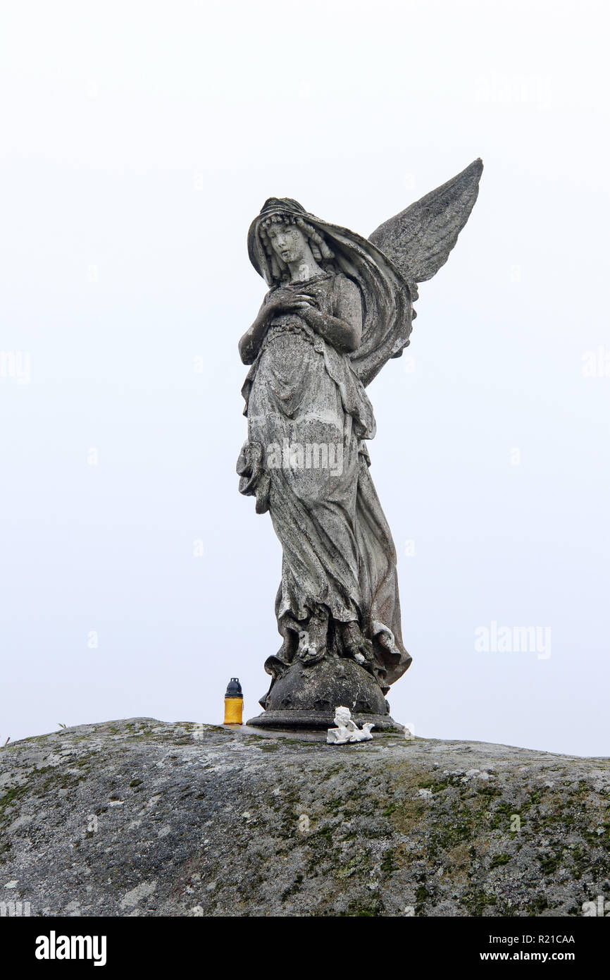 Lone statue d'un ange dans les champs, République Tchèque Banque D'Images