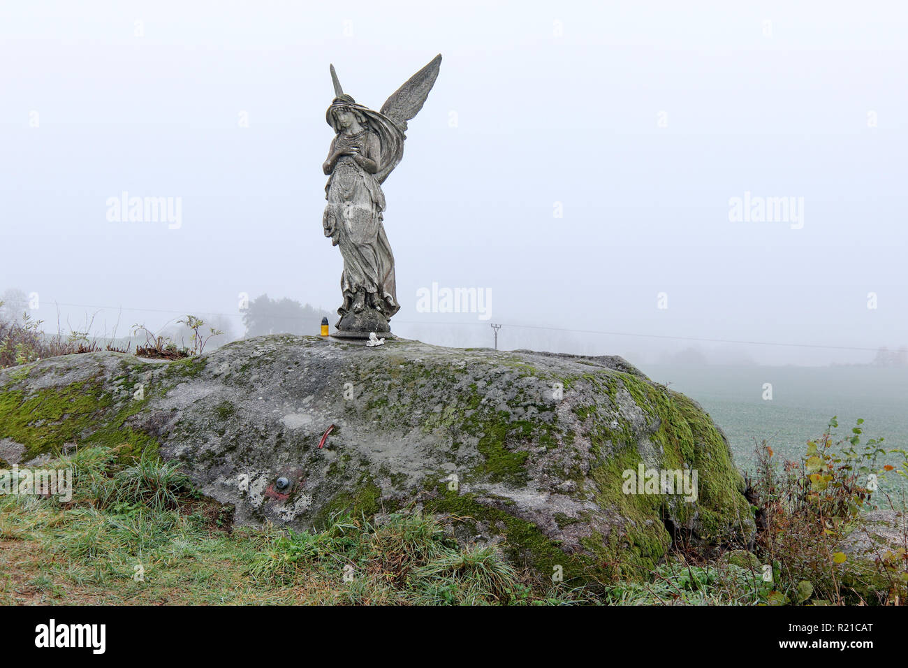 Lone statue d'un ange dans les champs, République Tchèque Banque D'Images