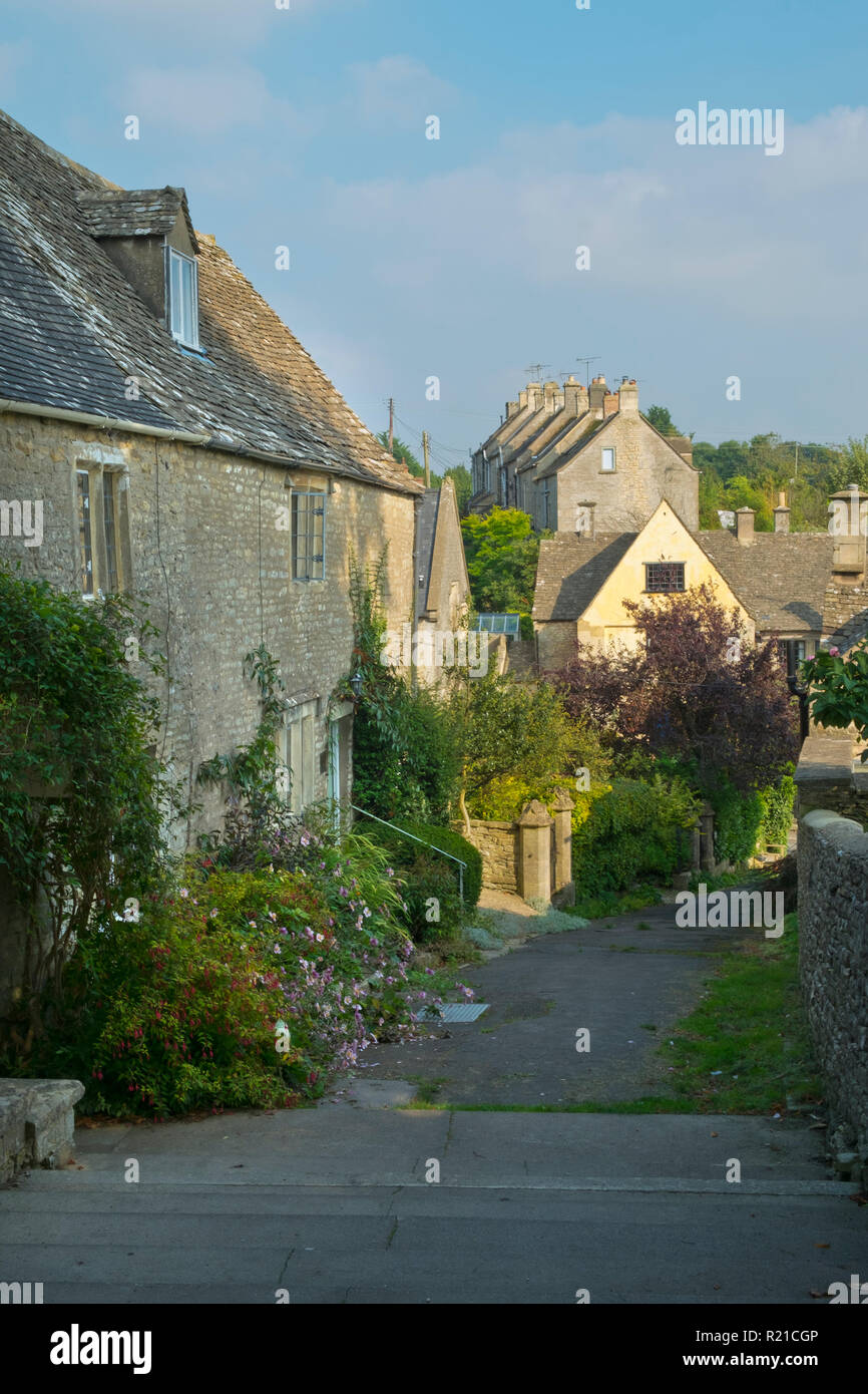 Cotswold stone cottages pittoresques bordent les rues de Bisley, Gloucestershire, Royaume-Uni Banque D'Images
