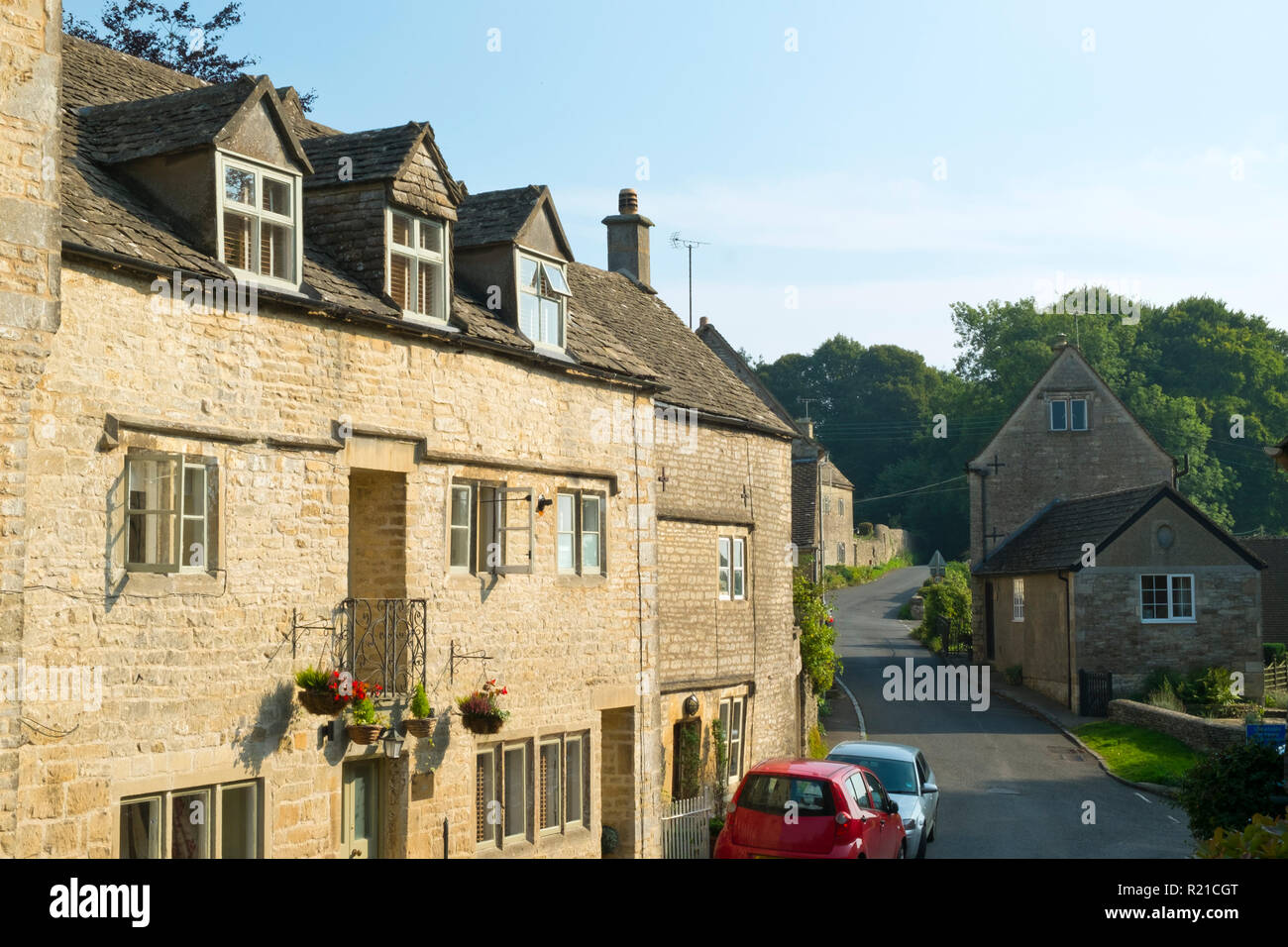 Cotswold stone cottages pittoresques bordent les rues de Bisley, Gloucestershire, Royaume-Uni Banque D'Images