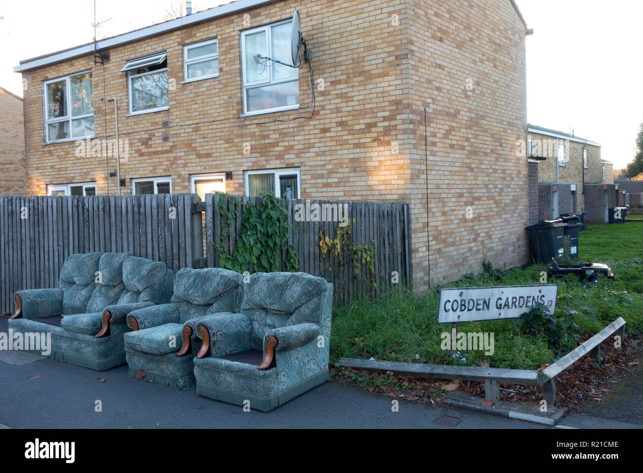 Suite à trois pièces jetées à la rue dans une résidence dans la région de Balsall Heath à Birmingham, Royaume-Uni. Balsall Heath est une classe ouvrière, centre-ville de Birmingham, West Midlands, Angleterre. Banque D'Images