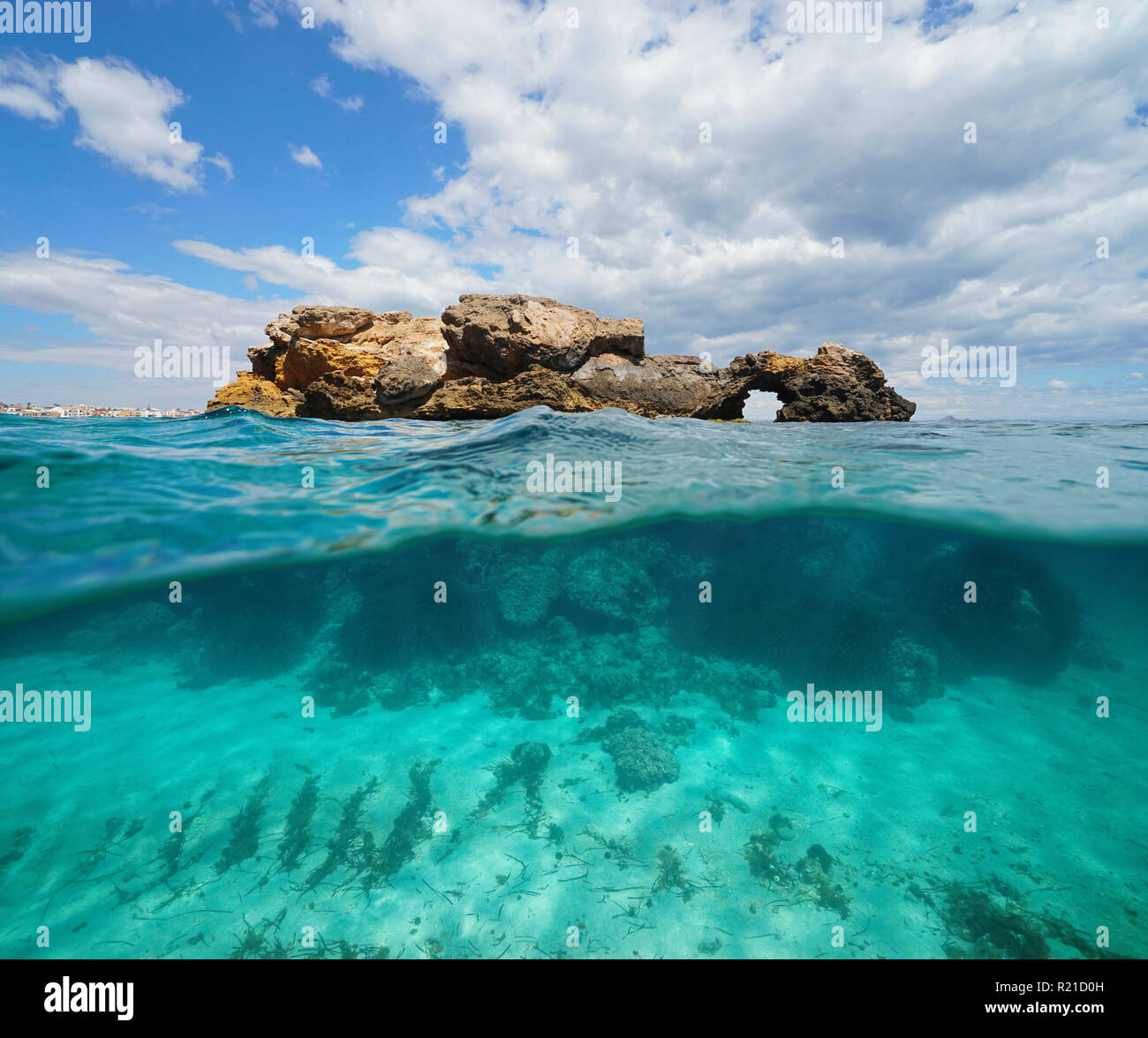 Rock formation vue fractionnée de la moitié au-dessus et au-dessous de la surface de l'eau, mer Méditerranée, Cabo de Palos, Cartagena, Murcia, Espagne Banque D'Images