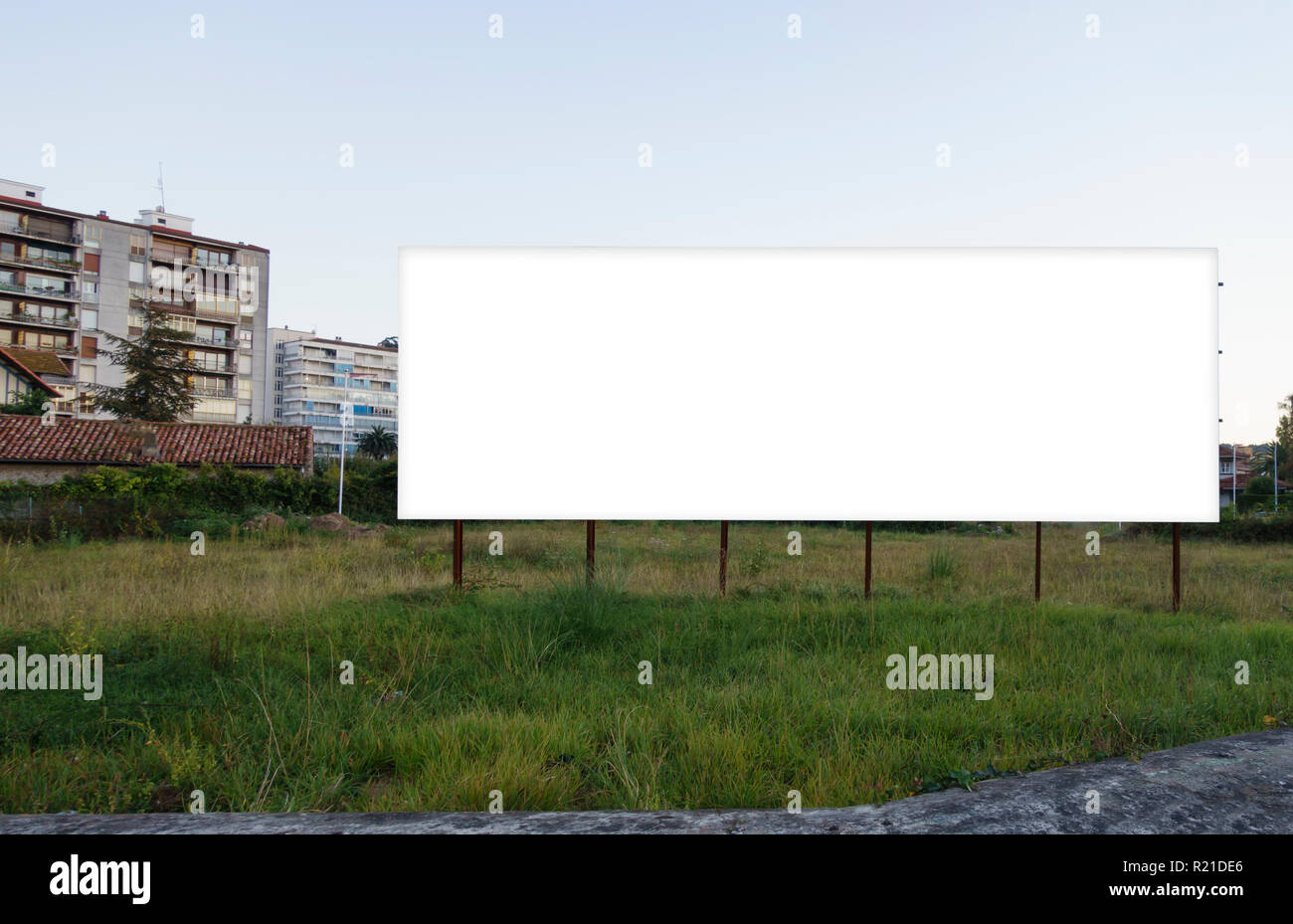 Blank billboard dans une parcelle Banque D'Images