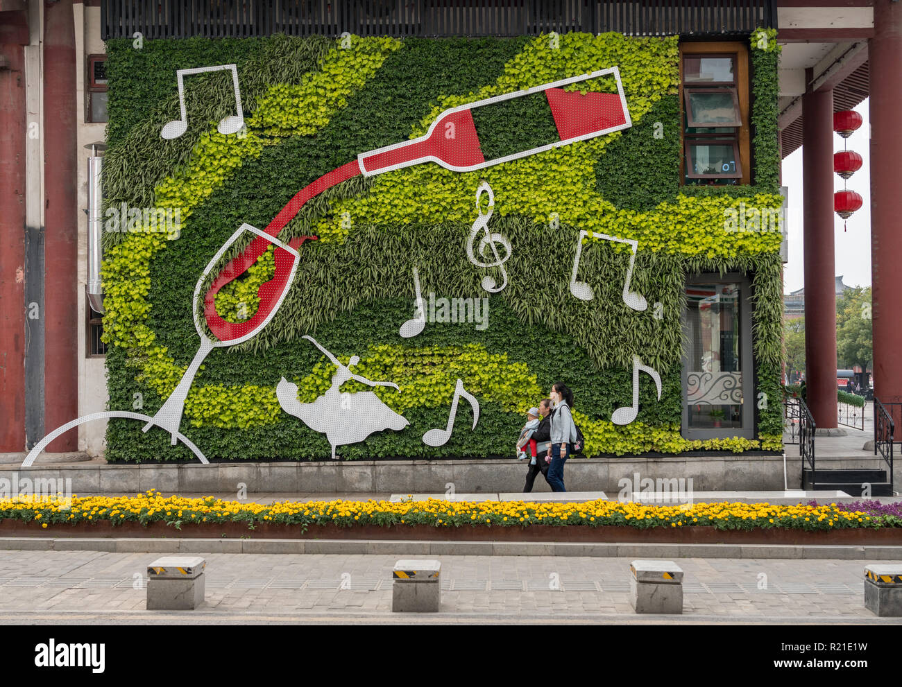 Jardin Vertical avec bouteille de vin et le verre au bar à Xian Banque D'Images