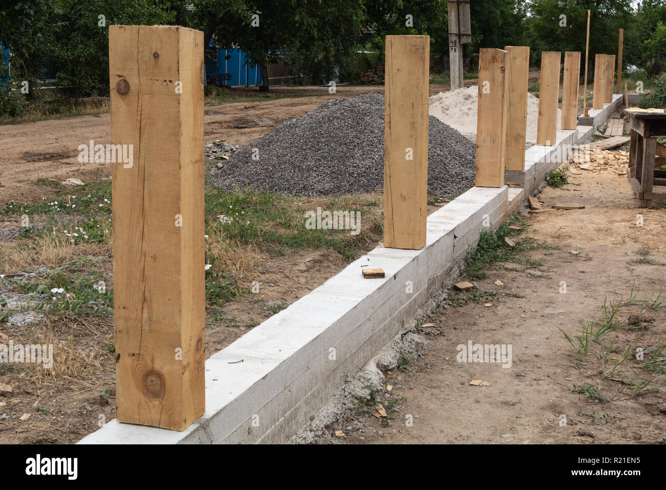 Fondation en béton pour clôture. Production de la base de béton pour une  clôture en bois Photo Stock - Alamy