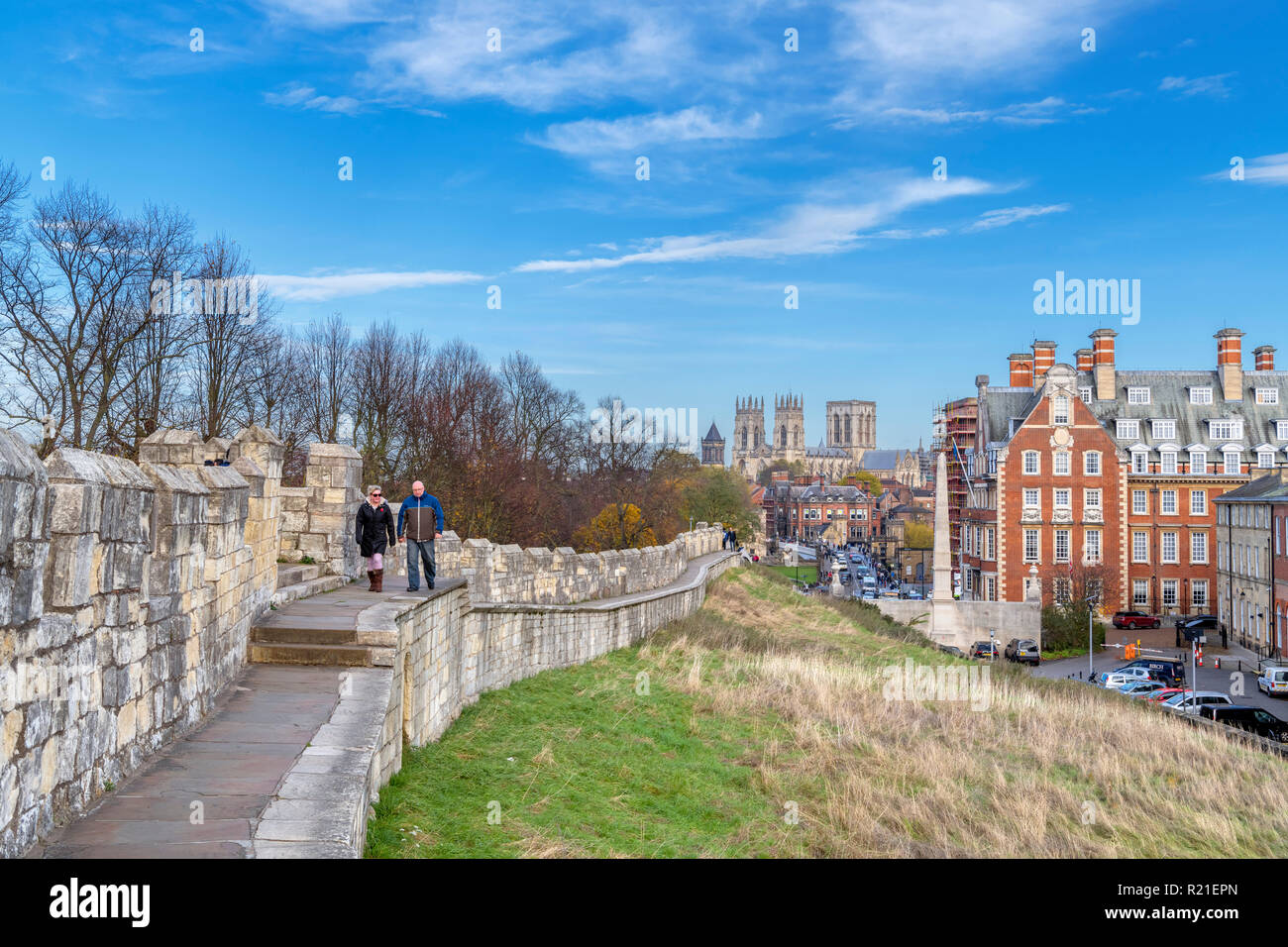 Vue le long des murs de la ville de New York en direction de la cathédrale de York (York Cathédrale), York, North Yorkshire, England UK Banque D'Images